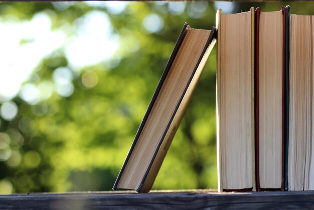 Boek stapel achtergrond tafel houten buiten