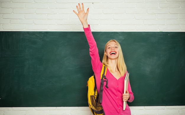 Foto boek terug naar school portret van een jonge vrouw in de klas zelfverzekerd in haar kennis hogeschoolvrouw