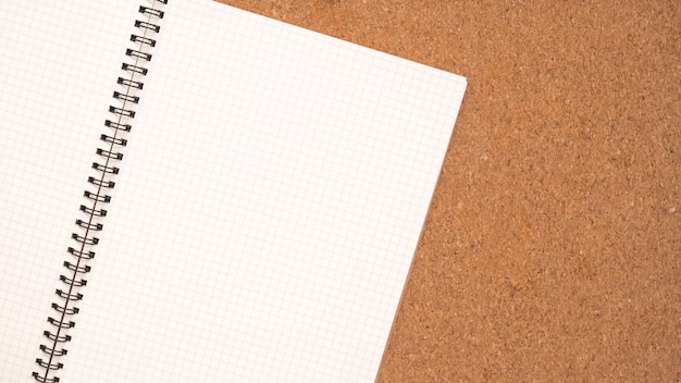 boek voor notitie, pagina van wit papier en houten plank.