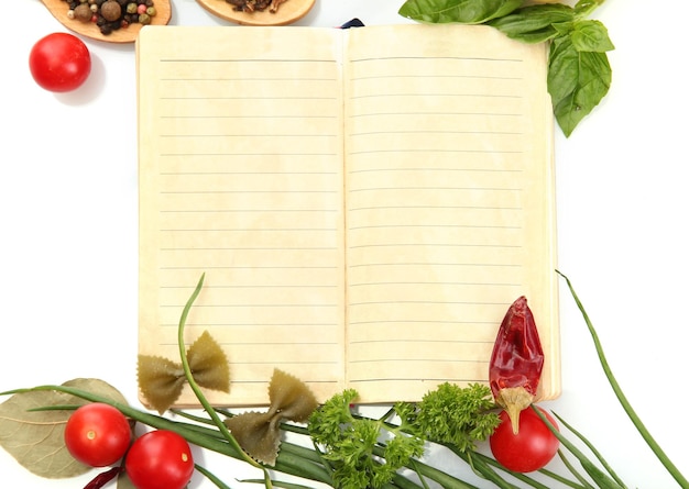 boek voor recepten groenten en specerijen geïsoleerd op wit