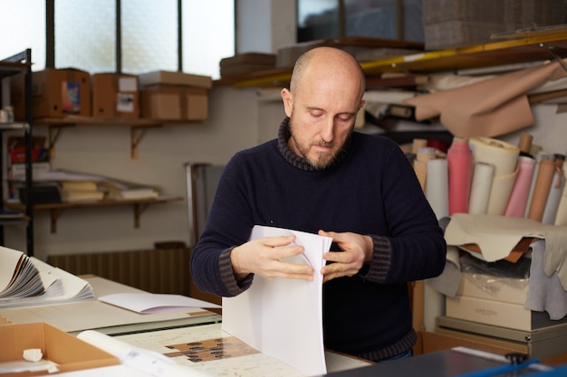 Boekbinder werken in een magazijn