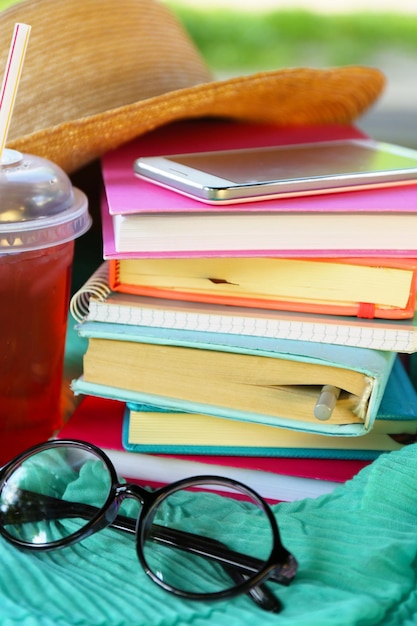 Foto boeken bril hoed en drankje buitenshuis