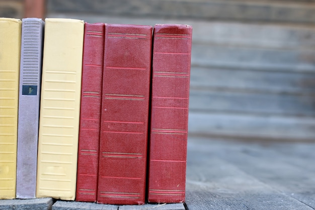 boeken die op een tafel staan