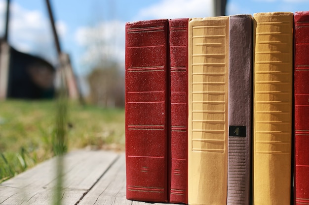 Boeken die op een tafel staan