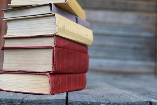 Boeken die op een tafel staan