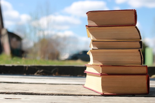 Boeken die op een tafel staan