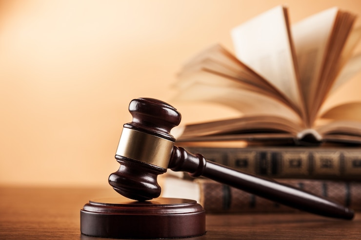 Foto boeken en houten hamer op tafel. justitie concept