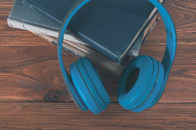 Boeken en koptelefoon op een houten tafel