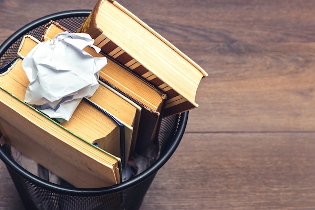 Boeken en verfrommeld papier in de bak