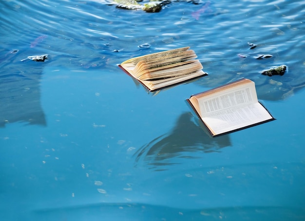 Boeken gooien vliegende boeken geïsoleerd op een witte achtergrond met uitknippad