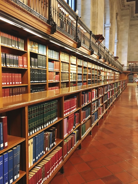 Foto boeken in de bibliotheek