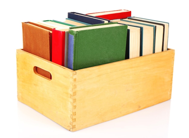 Foto boeken in houten doos die op wit wordt geïsoleerd