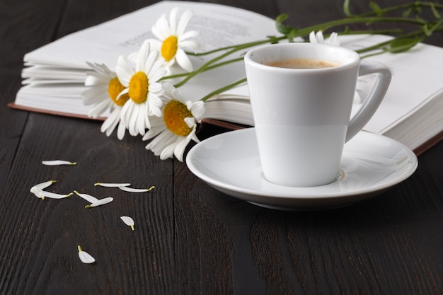 Boeken met boeket bloemen