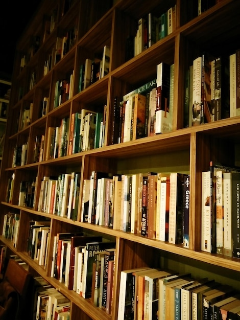 Foto boeken op de plank van de bibliotheek
