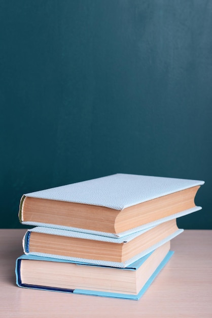 Boeken op tafel aan boord achtergrond