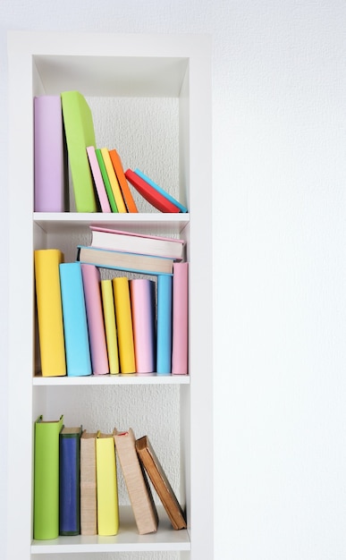 Boeken op witte planken in de kamer