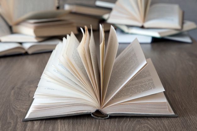 Boeken over een houten bureau