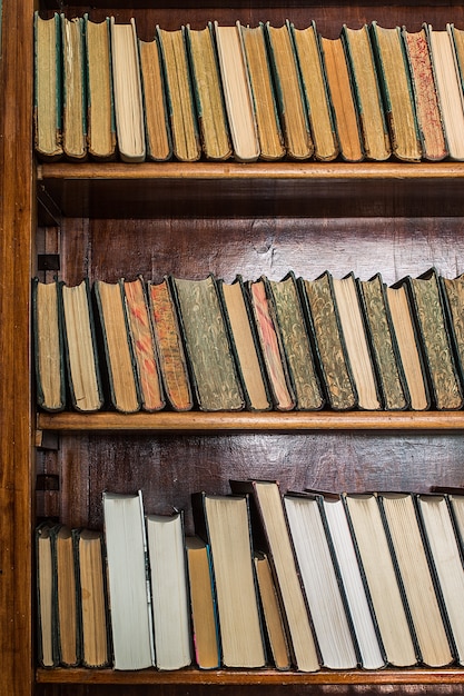 Boeken over houten planken in de bibliotheek