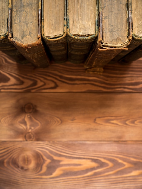 Boeken staan op de tafel