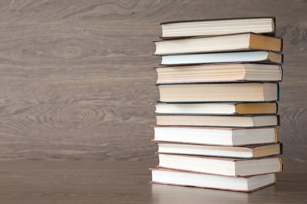 boeken stapel op houten tafel