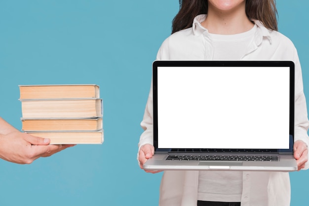 Foto boeken versus laptop e-learning concept