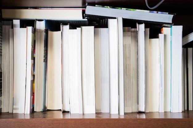 Boeken weergegeven op boekenplanken in de boekhandel te koop