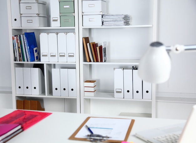 Boekenkast met mappen op kantoor