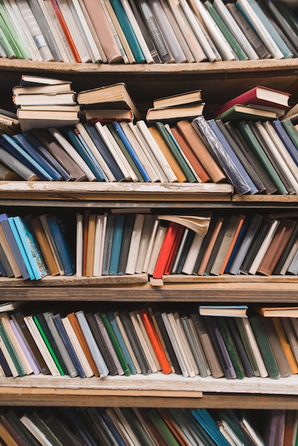 Foto boekenplank met oude boeken.