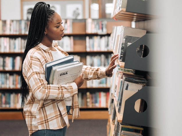 Boekenwinkel bibliotheekkeuze en klant met winkelbeslissing voor onderwijsproduct universitaire studie of hogeschoolonderzoek Handelsboekhandel serviceplank of Afrikaanse student winkelen voor bestseller