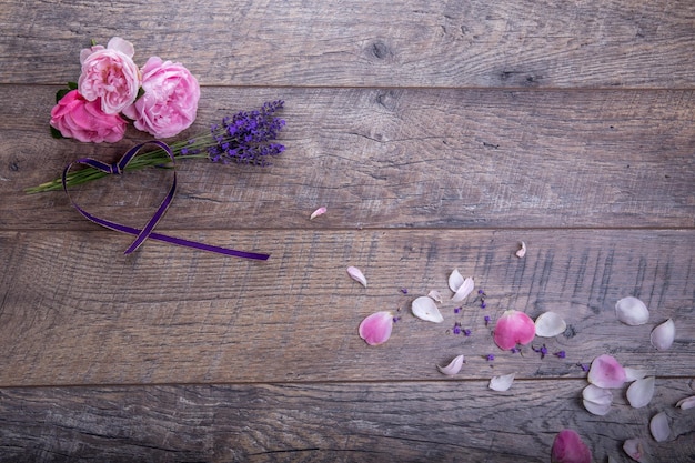 Boeket biologische engelse rozen met lavendel leuk en mooi klein cadeautje voor je vrouw