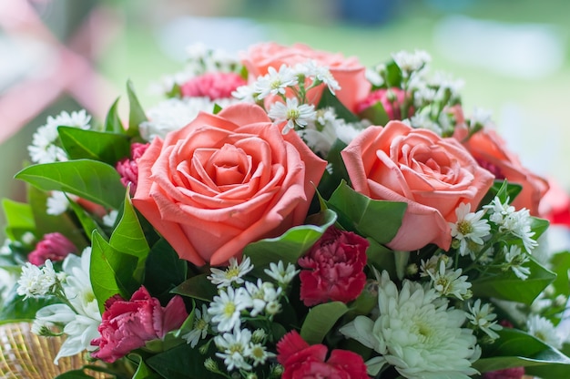 Boeket bloemen gemaakt van roze roos