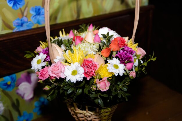 Boeket bloemen in een mand