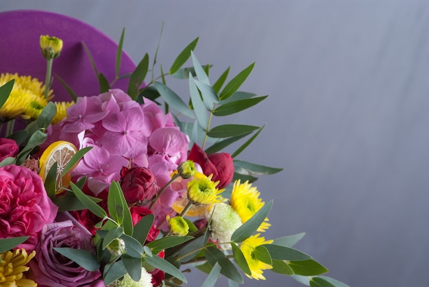 Boeket bloemen in violette doos. Leuk feestcadeau. Selectieve aandacht,