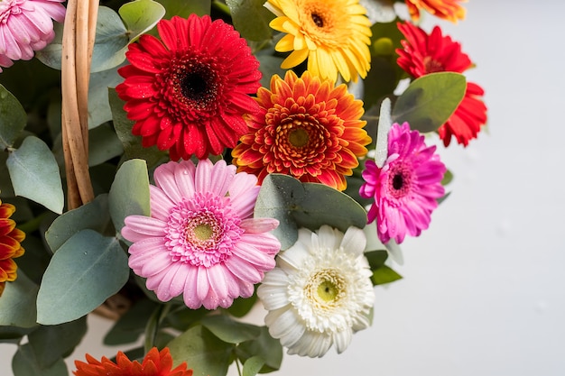 Boeket bloemen, kamille, madeliefje, gerbera, zomerboeket delicaat geïsoleerd