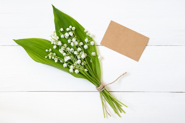 Boeket bloemen lelietje-van-dalen en lege tag