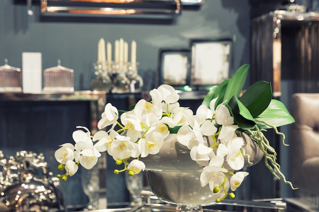 Boeket bloemen op de tafel