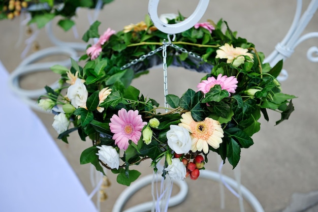 Boeket bloemen op decoratieve metalen standaard