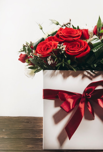 boeket bloemen op een houten ondergrond