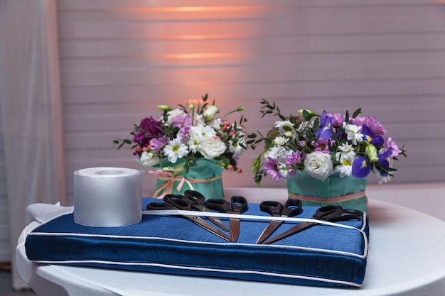 Boeket bloemen op een witte tafel gebonden strik