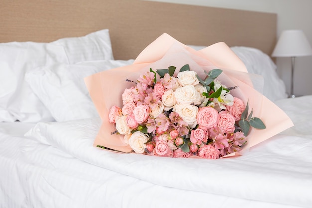 Boeket bloemen op het hotelbed, cadeau