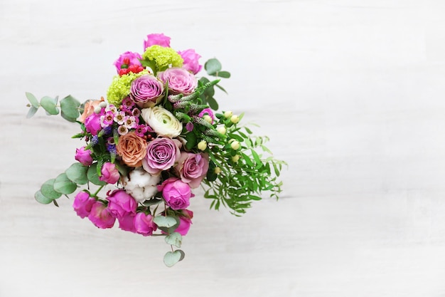 Boeket bloemen op houten achtergrond