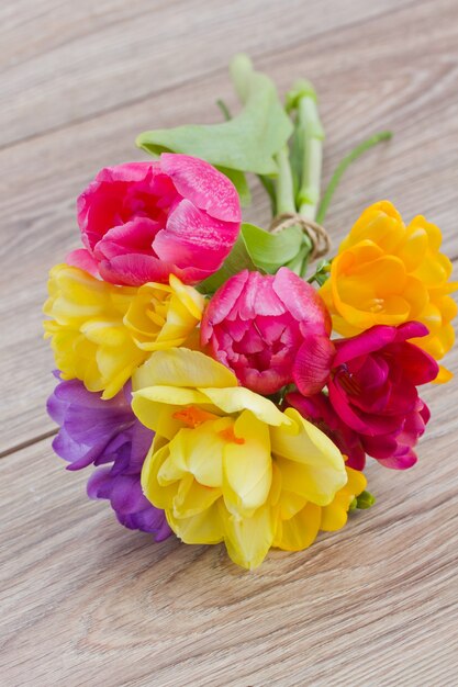 Boeket bloemen op tafel