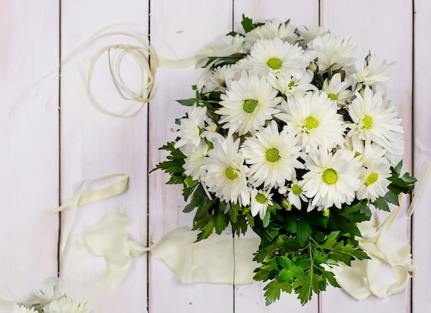 boeket bloemen op witte houten tafel