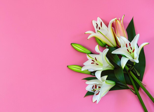 boeket bloemen op witte houten tafel