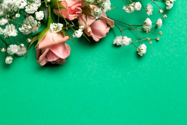 Boeket bloemen, rozen op groene diepe achtergrond