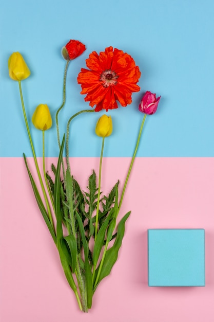 Foto boeket bloemen van gele en rode tulpen en rode papaver