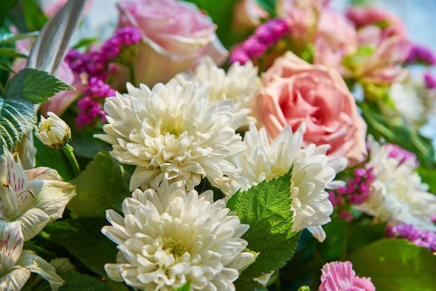 Foto boeket bloemen van rozen chrysanten close-up natuurlijke achtergrond