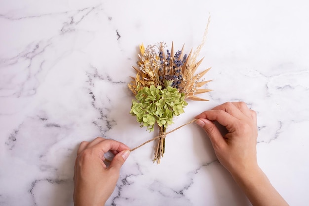 Boeket droge bloemen en kruiden maken