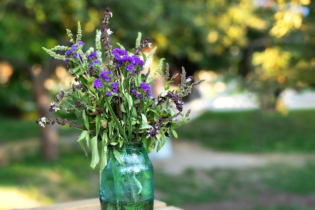 Boeket Fresh Field bloemen in vaas.