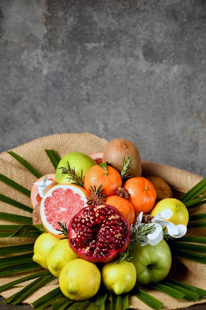 Boeket fruit, van appel, sinaasappel, citroen, granaatappel, grapefruit en palmtak